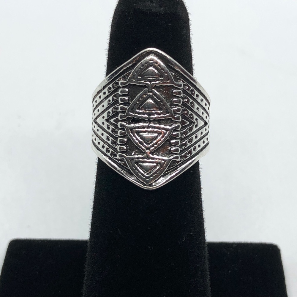 Women silver alloy ring.